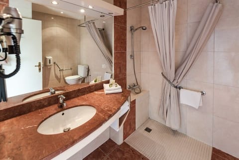 Standard Twin Room, Ground Floor | Bathroom | Hair dryer, towels, soap, shampoo