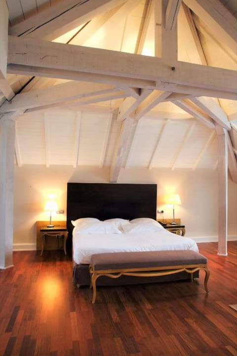 Junior Suite - Lake View and Spa Accès | In-room safe, individually furnished, desk, blackout drapes