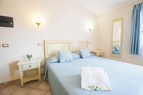 Minibar, in-room safe, desk, iron/ironing board