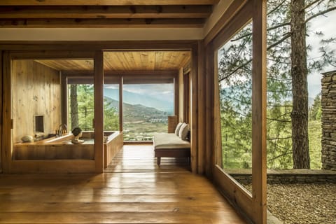 Couples treatment rooms, sauna, steam room, body treatments