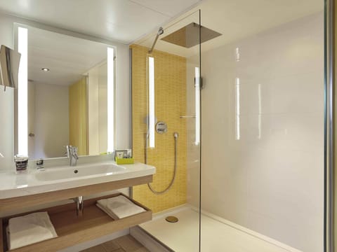 Pillowtop beds, minibar, in-room safe, blackout drapes