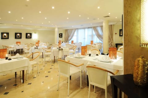 2 restaurants; breakfast, lunch, and dinner served
