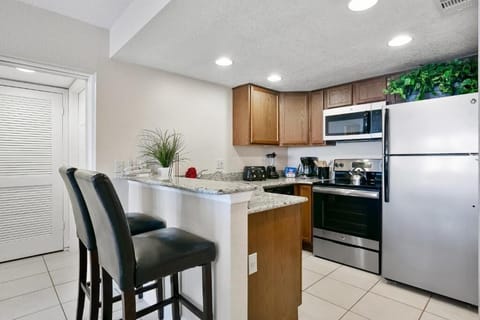 Standard Room, 2 Bedrooms | Private kitchen | Microwave, coffee/tea maker, cookware/dishes/utensils