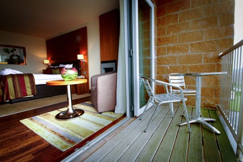 Deluxe Double or Twin Room | Desk, laptop workspace, free cribs/infant beds, free WiFi