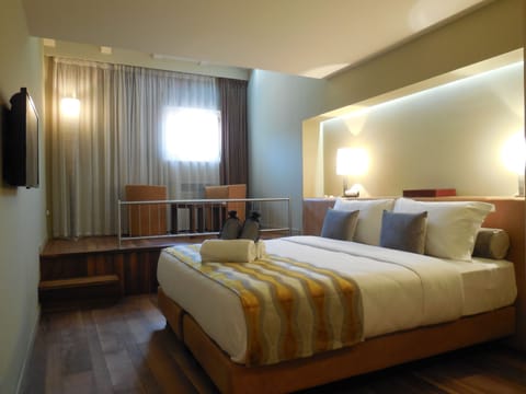 Junior Suite | Down comforters, minibar, in-room safe, soundproofing