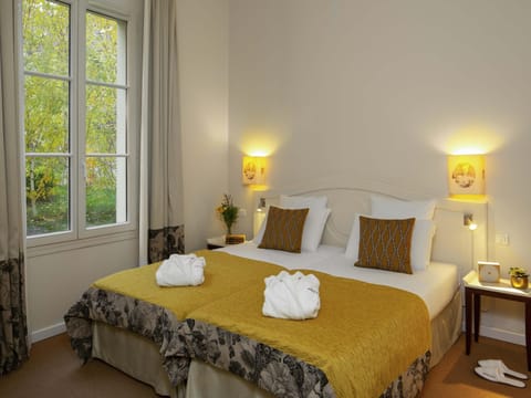 Privilege, Superior Room, 1 Double Bed | Select Comfort beds, free minibar items, in-room safe, blackout drapes