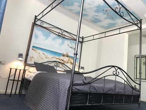 Suite | Desk, cribs/infant beds, free WiFi, bed sheets