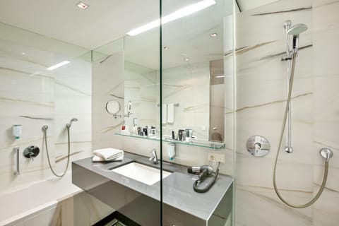 Suite | Bathroom | Free toiletries, hair dryer, slippers, towels