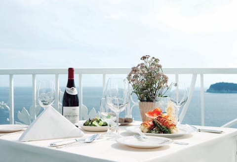 2 restaurants; breakfast and lunch served