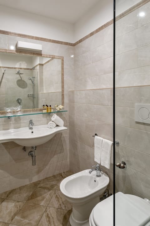 Junior Suite | Bathroom | Hair dryer, towels