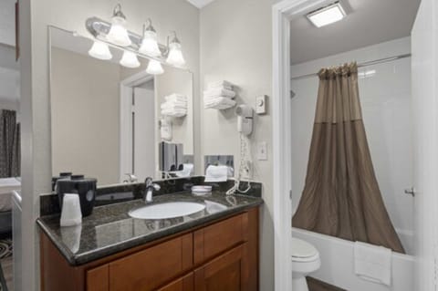 Combined shower/tub, hair dryer, towels