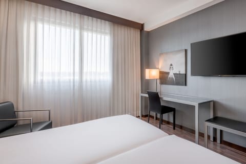 Standard Room, 2 Twin Beds | Premium bedding, minibar, in-room safe, desk