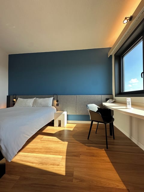 Standard Room, 1 Double Bed | 1 bedroom, down comforters, in-room safe, desk