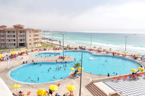 2 outdoor pools