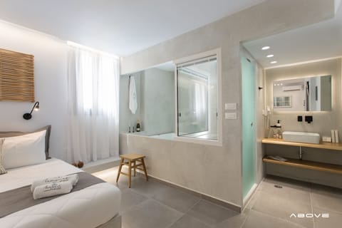 Suite, Hot Tub | Bathroom | Shower, free toiletries, hair dryer, bathrobes