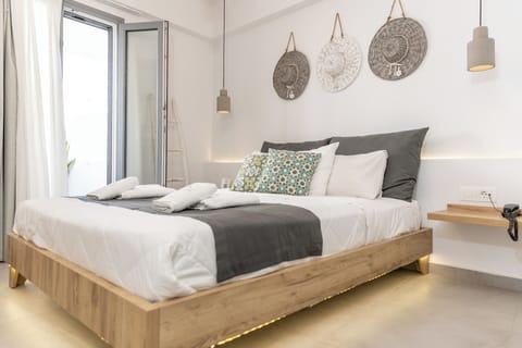 Premium Double Room with Hot Tub | Minibar, in-room safe, desk, soundproofing