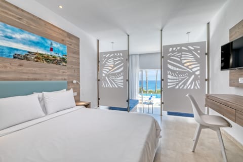 Superior Room Swim Up Sea View | Desk, iron/ironing board, free WiFi, bed sheets