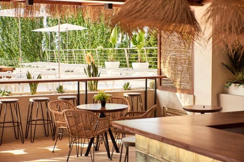 Poolside bar