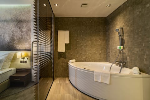 One Bedroom Apartment | Bathroom | Free toiletries, hair dryer, bathrobes, slippers