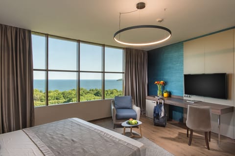 Premium bedding, minibar, in-room safe, desk