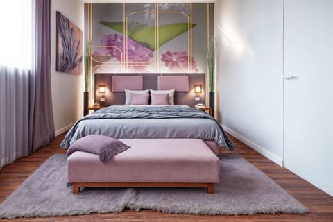 Suite | In-room safe, blackout drapes, bed sheets