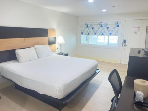 Standard Room, 1 King Bed | Desk, iron/ironing board, free WiFi, bed sheets