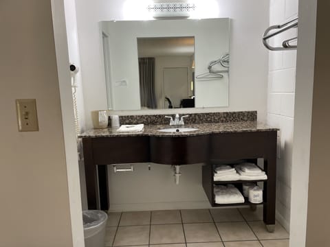 Combined shower/tub, free toiletries, hair dryer, towels