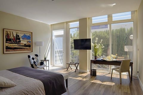 Deluxe Double Room, 1 King Bed, Jetted Tub, Garden View | Premium bedding, minibar, in-room safe, desk