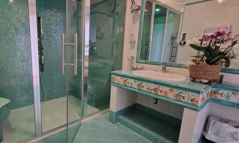 Suite, Sea View | Bathroom | Free toiletries, hair dryer, towels