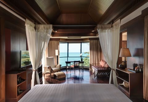 Baan Rawi Suite | Minibar, in-room safe, desk, blackout drapes