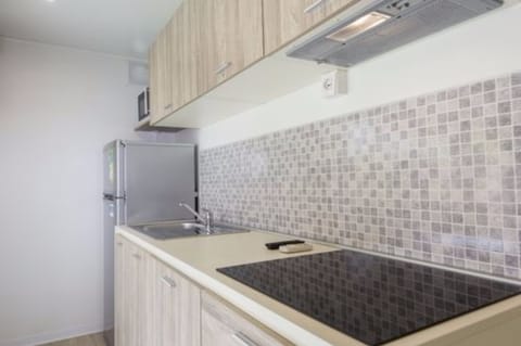 Mobile Home (Maxicaravan Prestige) | Private kitchen | Fridge, stovetop, coffee/tea maker, cookware/dishes/utensils