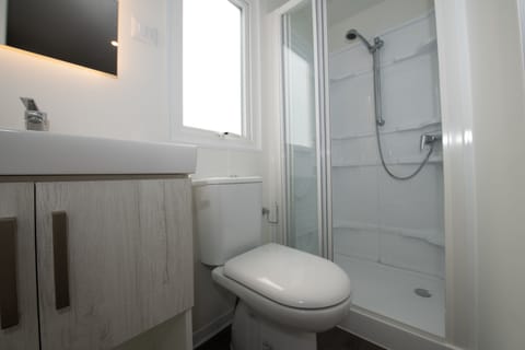 Mobile Home (Maxicaravan Deluxe) | Bathroom | Shower, rainfall showerhead