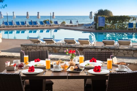 2 restaurants; lunch and dinner served