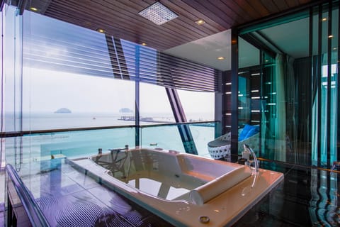 Sea View Suite Room | In-room safe, desk, blackout drapes, soundproofing