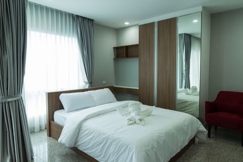 Superior Room, 1 Double Bed | In-room safe, iron/ironing board, WiFi (free)
