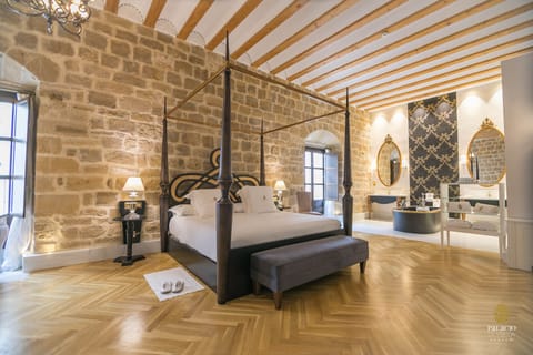 Premium Suite | Egyptian cotton sheets, premium bedding, down comforters, minibar