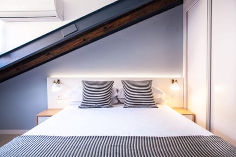 Atic, 1 bedroom (3 pax) | Hypo-allergenic bedding, down comforters, desk, blackout drapes
