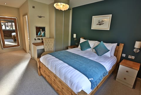 Deluxe Double or Twin Room | Desk, iron/ironing board, rollaway beds, free WiFi