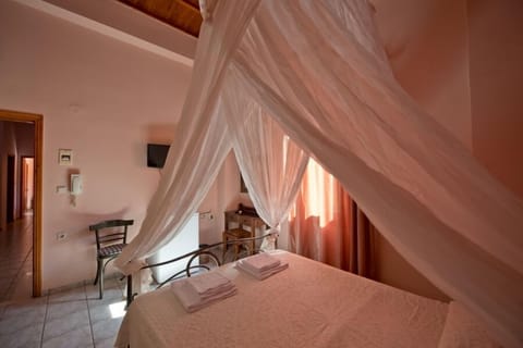 Double Room | Desk, iron/ironing board, free cribs/infant beds, free WiFi