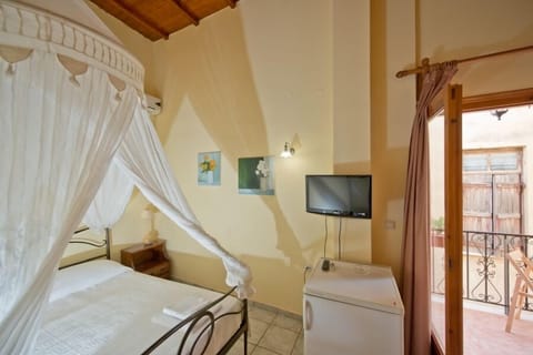 Double Room, Balcony | Desk, iron/ironing board, free cribs/infant beds, free WiFi