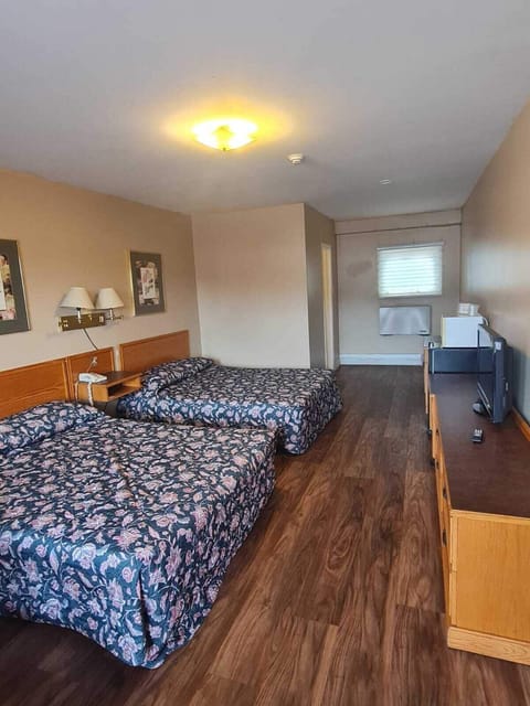 Room, 2 Queen Beds, Non Smoking | Minibar, iron/ironing board, WiFi (free), bed sheets