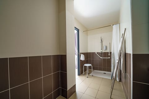 Standard Double Room | Bathroom | Free toiletries, hair dryer, bathrobes, towels