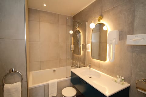 Junior Suite | Bathroom | Free toiletries, hair dryer, towels, soap