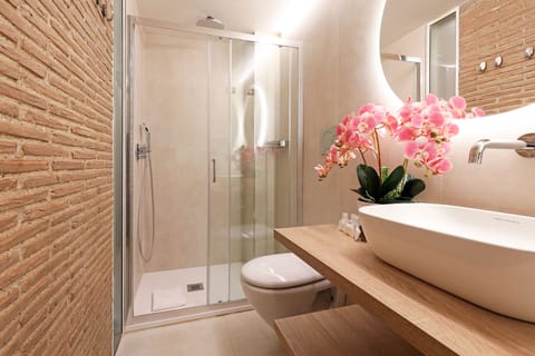 Exclusive Loft | Bathroom | Shower, free toiletries, hair dryer, bidet