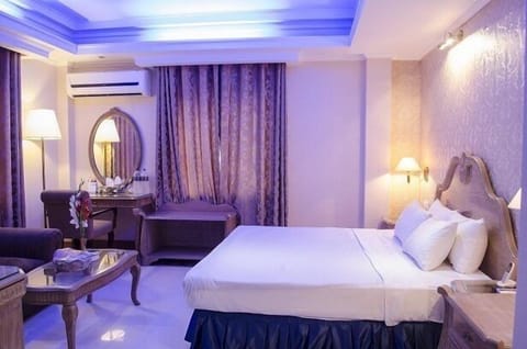 Sea Shell Suite | Premium bedding, free cribs/infant beds, rollaway beds, free WiFi
