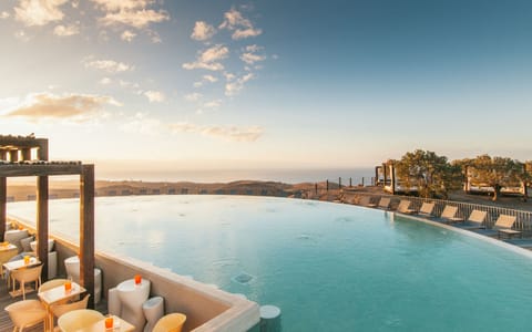 7 outdoor pools, sun loungers