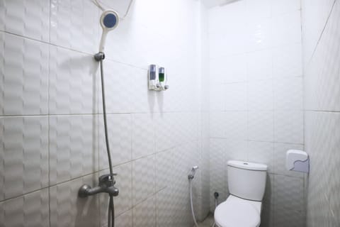 Superior Twin Room | Bathroom | Shower, hydromassage showerhead, free toiletries, towels