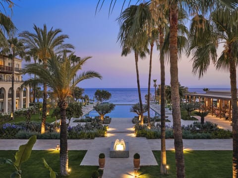 Breakfast, lunch and dinner served