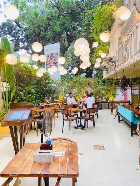 2 restaurants; breakfast, lunch, and dinner served