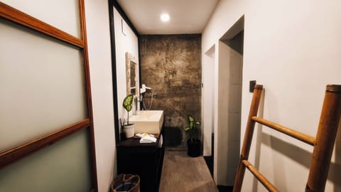 Deluxe Double Room | Bathroom | Shower, free toiletries, hair dryer, towels